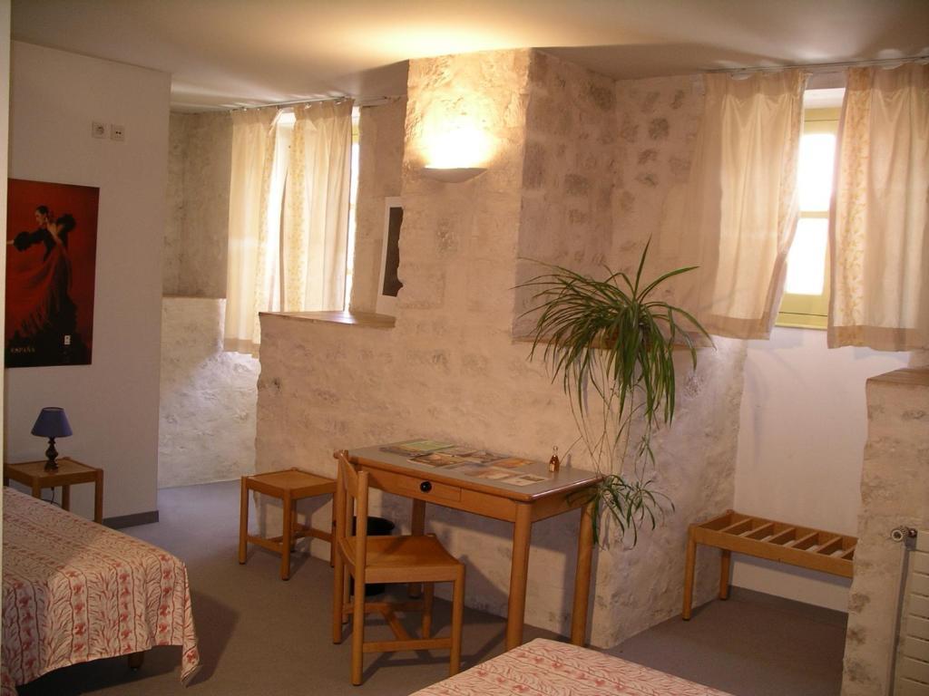 Abbaye Royale Hotel Saint-Jean-dʼAngély Стая снимка
