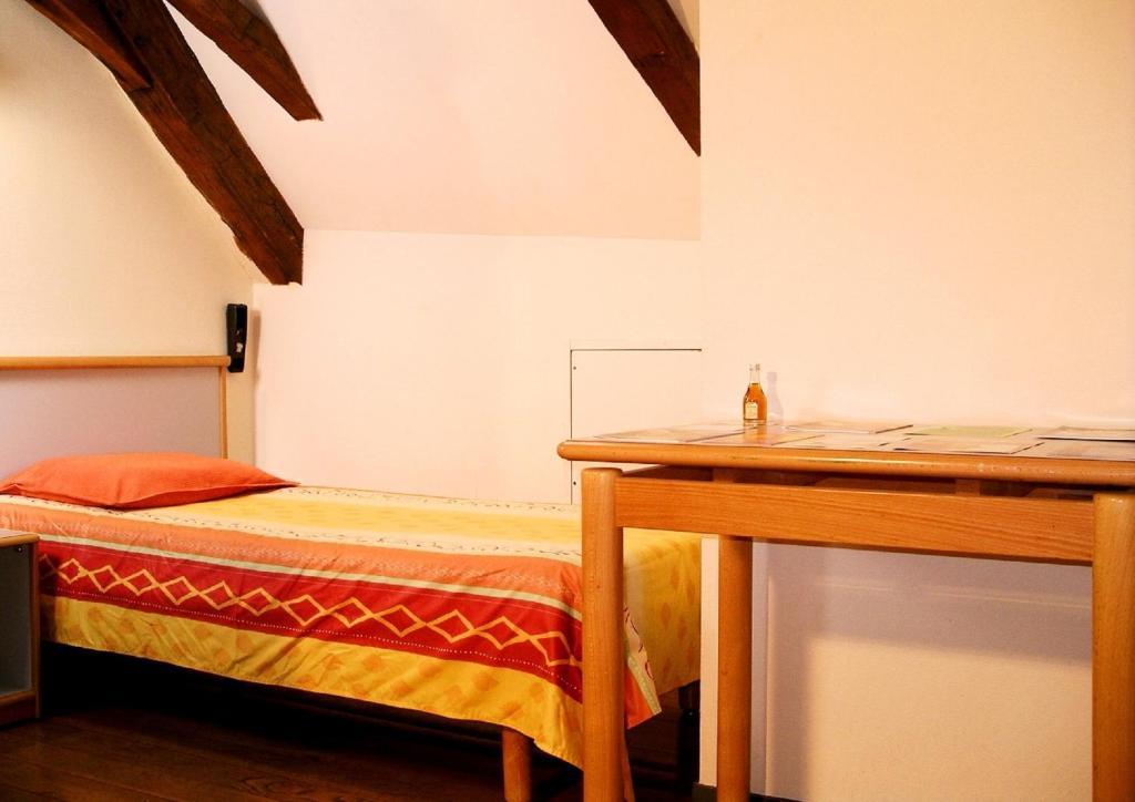 Abbaye Royale Hotel Saint-Jean-dʼAngély Стая снимка