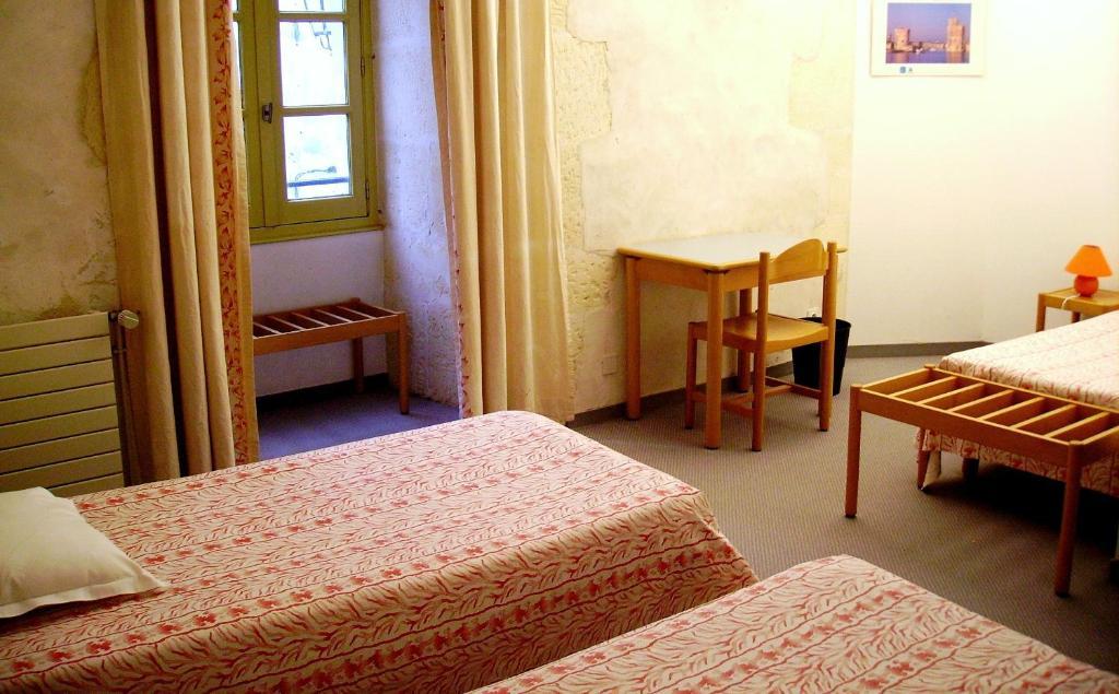 Abbaye Royale Hotel Saint-Jean-dʼAngély Стая снимка