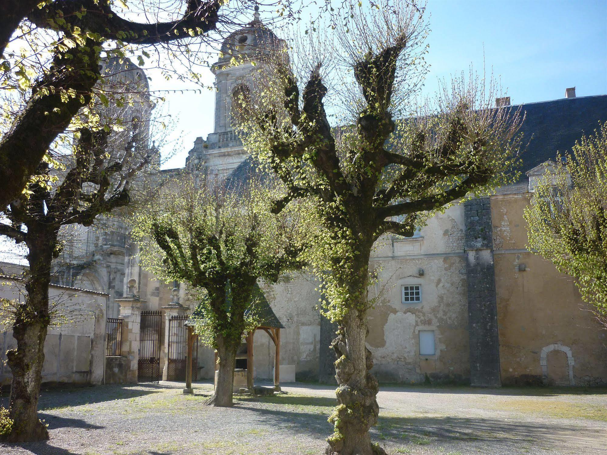 Abbaye Royale Hotel Saint-Jean-dʼAngély Екстериор снимка