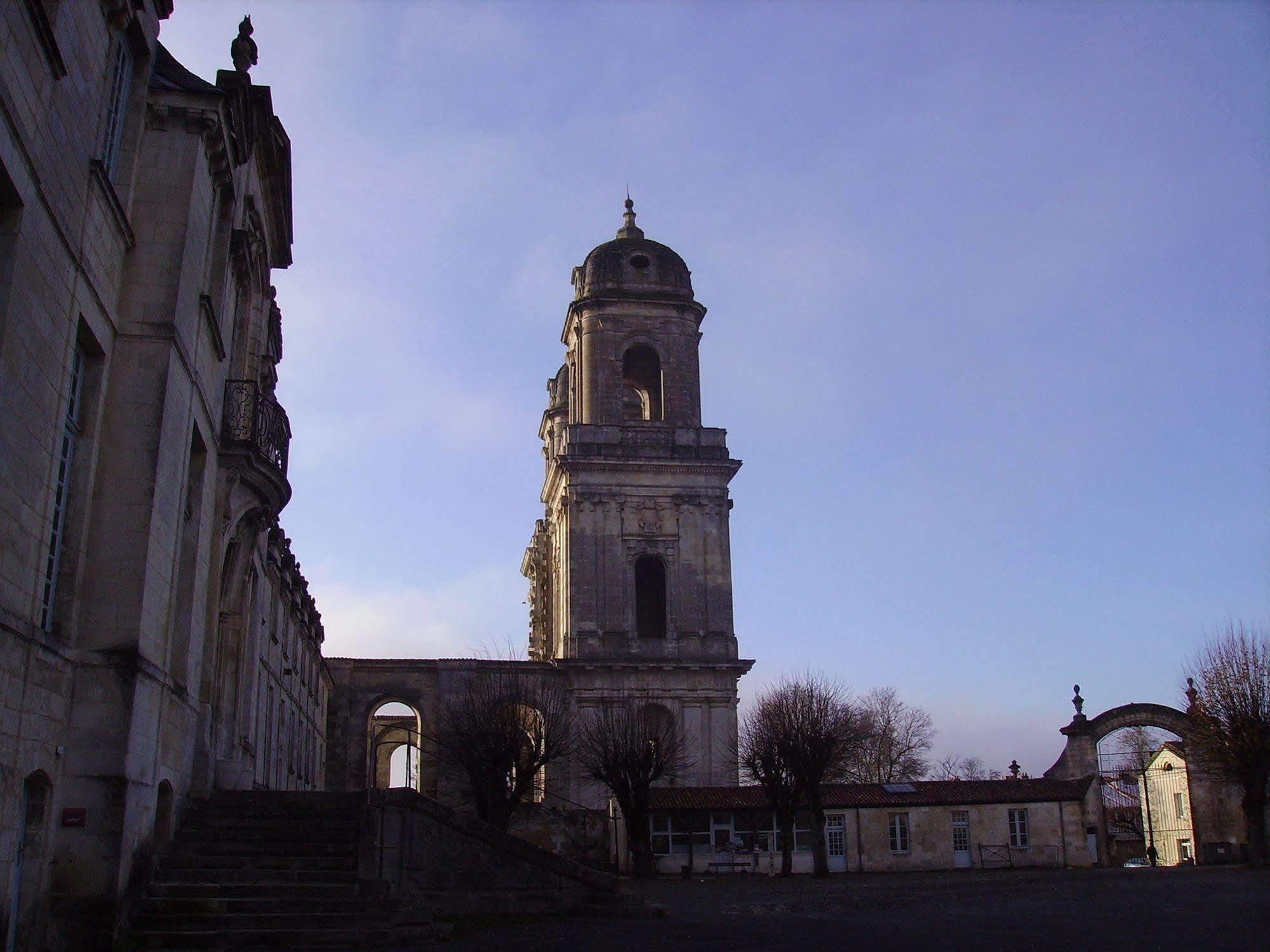 Abbaye Royale Hotel Saint-Jean-dʼAngély Екстериор снимка