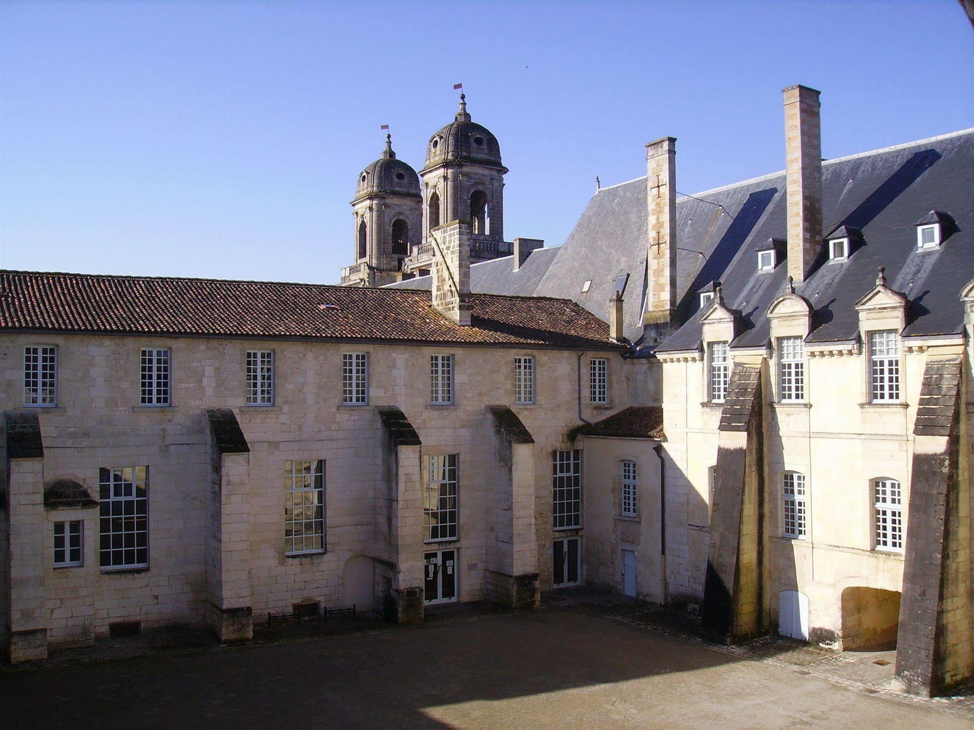 Abbaye Royale Hotel Saint-Jean-dʼAngély Екстериор снимка