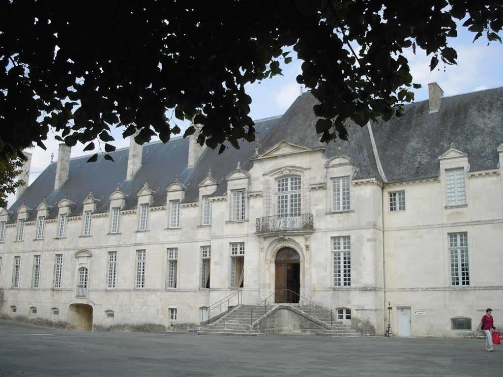 Abbaye Royale Hotel Saint-Jean-dʼAngély Екстериор снимка